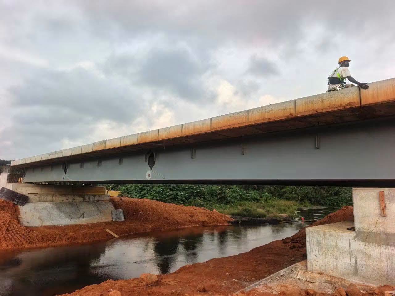 Le pont de Toumanguié franchit une étape décisive avec la pose des poutres et du tablier