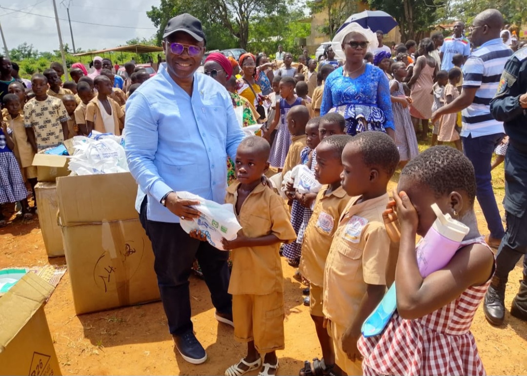 Le président de la FIGA et l’ONG Bridge for Development Initiative distribuent des kits scolaires ux élèves de Rubino et d’Okouguié
