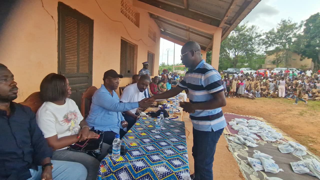 Le président de la FIGA et l’ONG Bridge for Development Initiative distribuent des kits scolaires ux élèves de Rubino et d’Okouguié