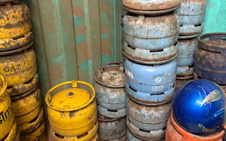 Saisie de près de 1 800 bouteilles de gaz butane lors d’une opération contre le transvasement illégal à Akoupé et Abengourou
