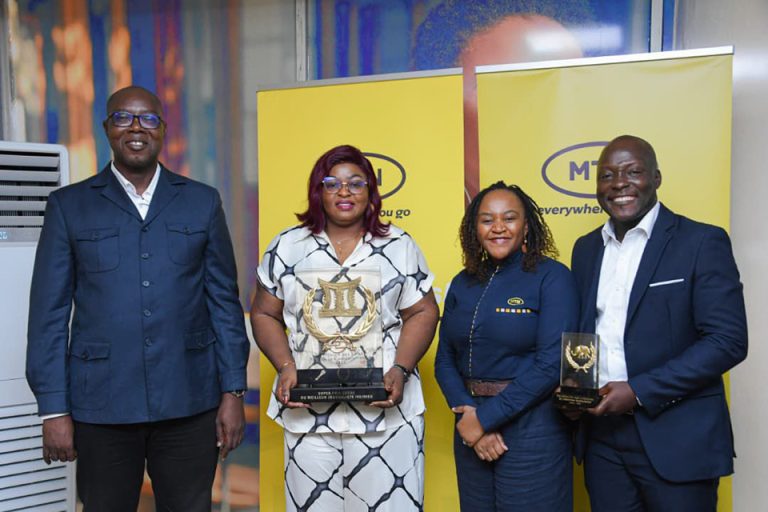 MTN Côte d’Ivoire célèbre la Super Ebony 2025 Fatou Sylla et le lauréat du prix sectoriel Jean-Martial Ehouradé