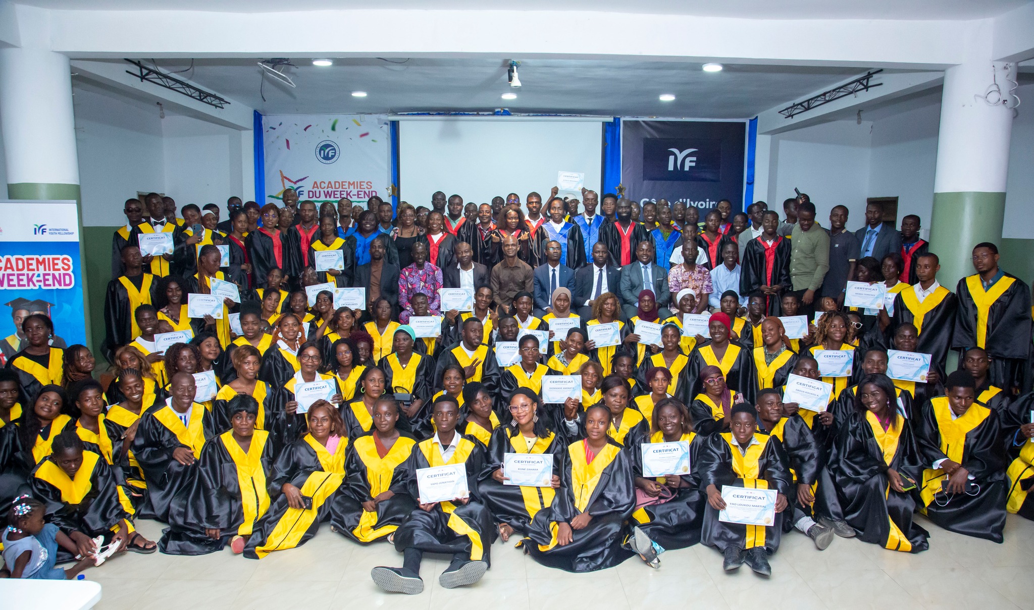 Près de 200 jeunes diplômés célébrés lors de la cérémonie des Académies du Week-End IYF à Cocody