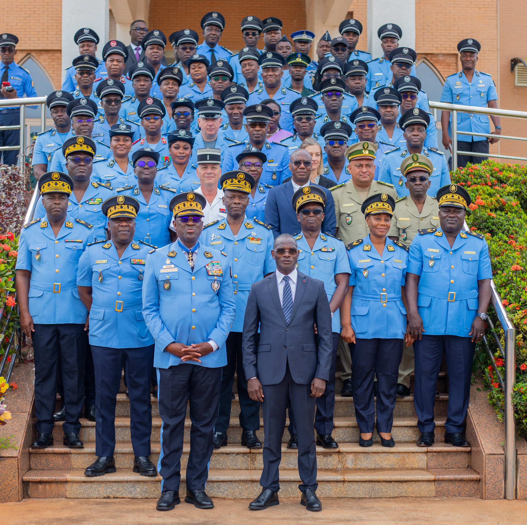 Le ministre Vagondo appelle la police nationale à renforcer la sécurité face aux menaces persistantes