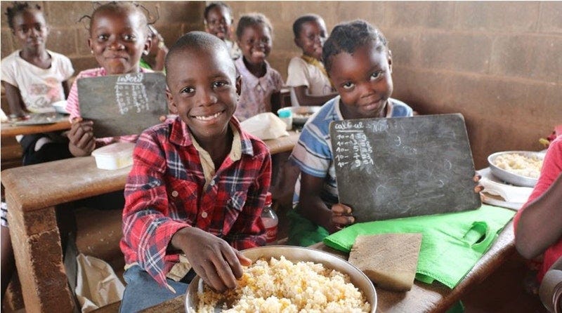 En Centrafrique, les cantines scolaires gratuites transforment la faim en motivation pour des milliers d’enfants