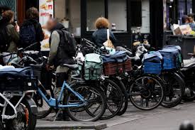Livreurs à vélo en France subissent des conditions de travail alarmantes selon Médecins du monde