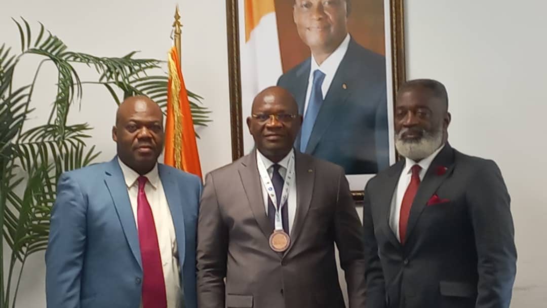 Le président de la Fédération de handball présente les médailles de bronze au ministre des sports