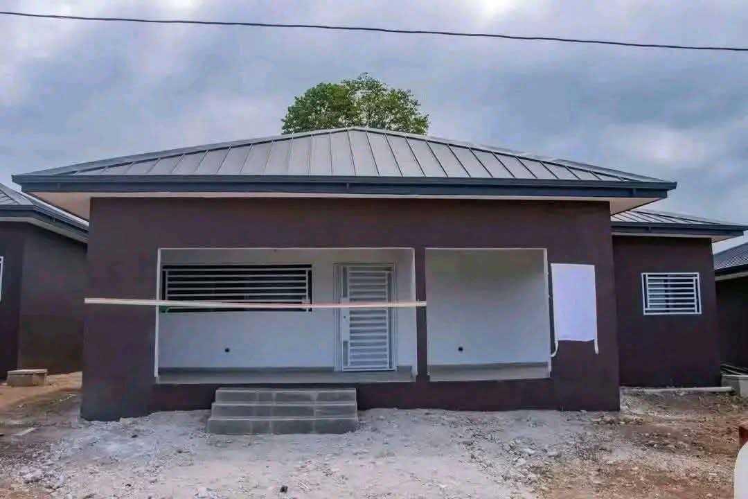 Le Directeur général de GNA Assurances dote son village de 12 villas pour enseignants et 3 salles de classe
