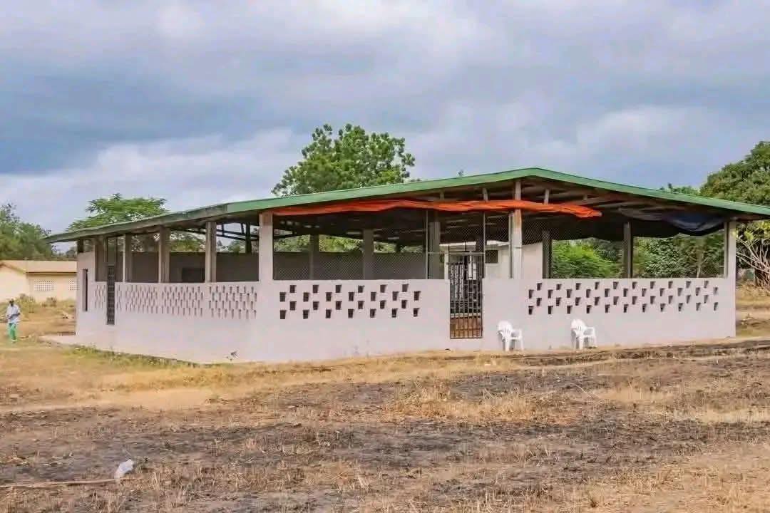 Le Directeur général de GNA Assurances dote son village de 12 villas pour enseignants et 3 salles de classe