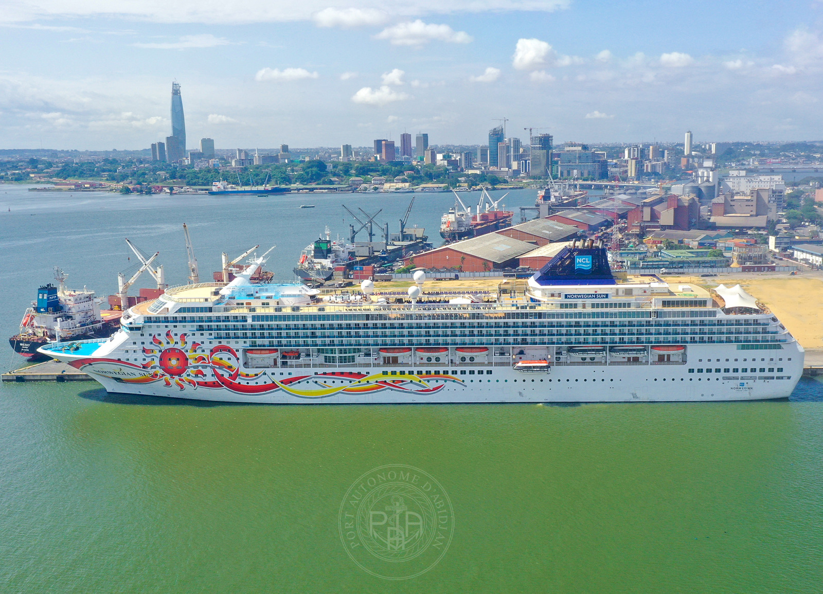 Le navire Croisière internationale Norwegian Sun accoste à Abidjan avec 2 550 passagers