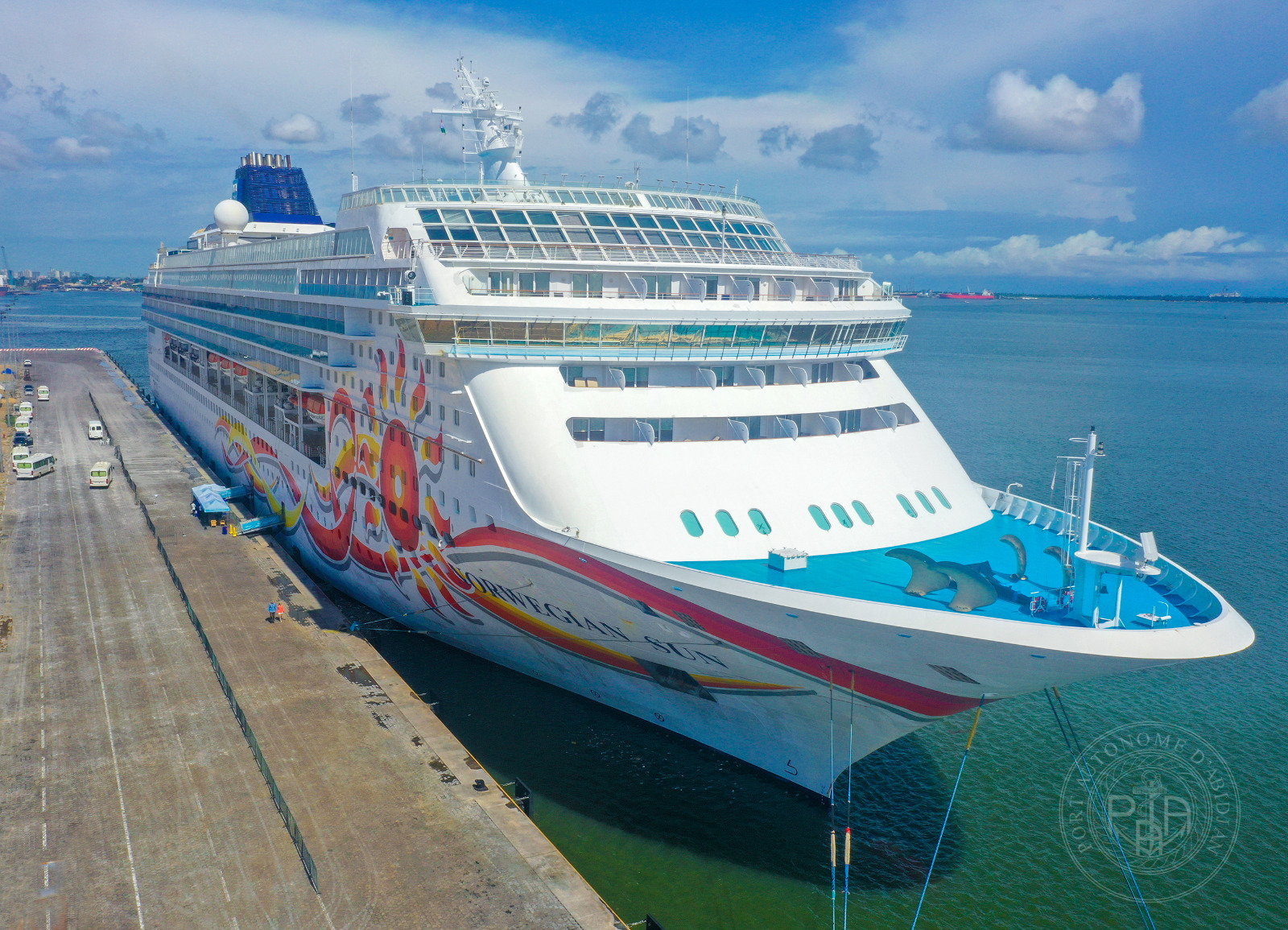 Le navire Croisière internationale Norwegian Sun accoste à Abidjan avec 2 550 passagers